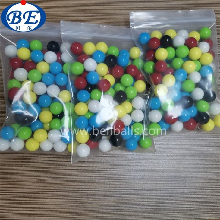Bola de plástico pequeña sólida